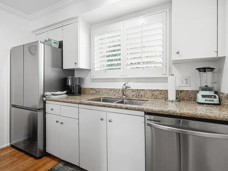 22030 Calvert St #6 — Photo 7