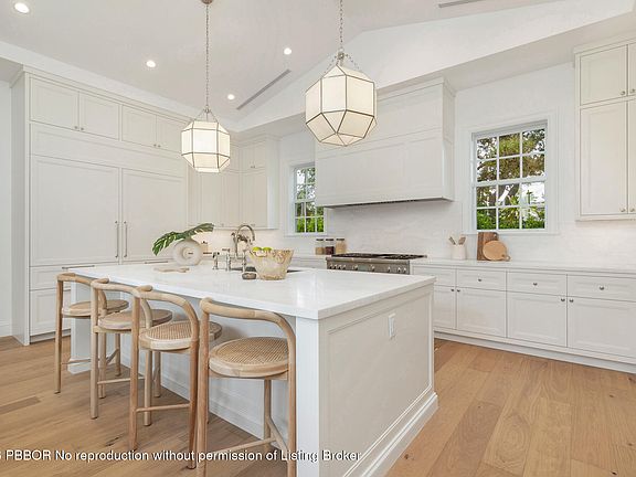5th image of 225 Seville Rd
