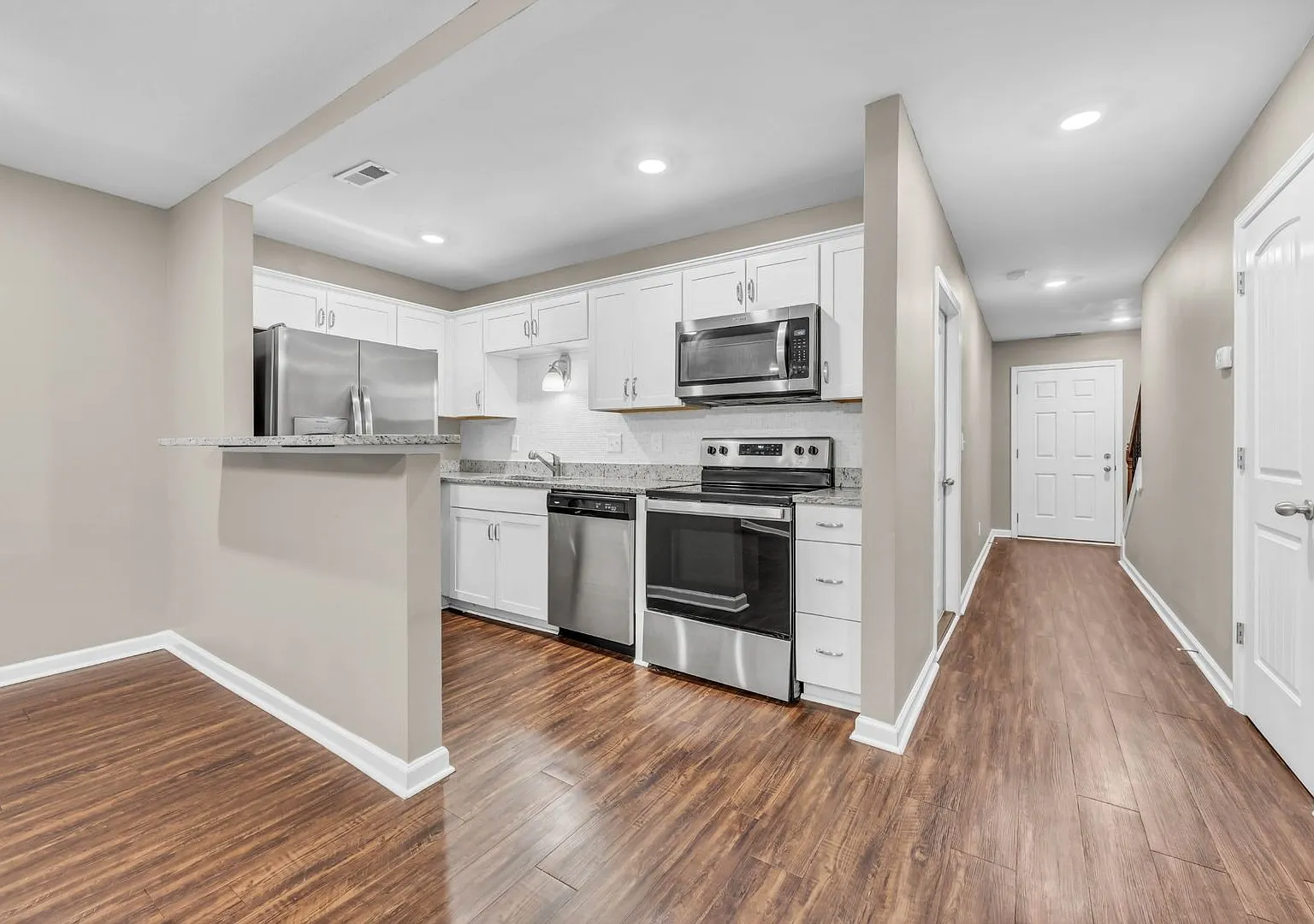 Exit 11 Sango!! Perfect Nashville Commuters! 2 bed/2.5 1 car garage! — Photo 3