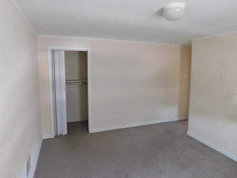 23540 Glenbrook St — Photo 13