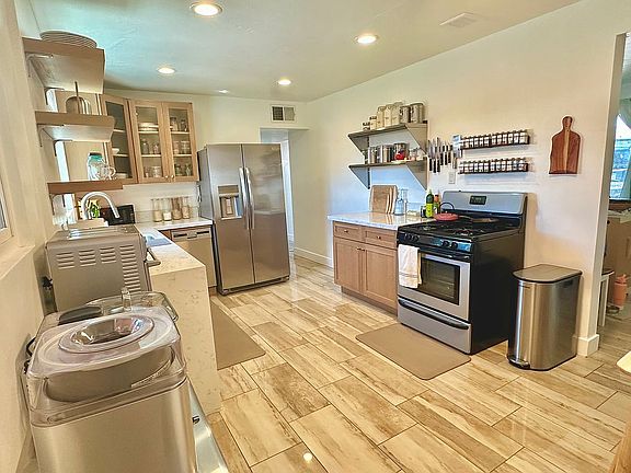 5th image of 413 W Caron St