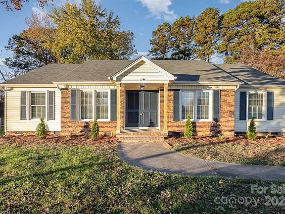 2nd image of 1744 Laurel Ln