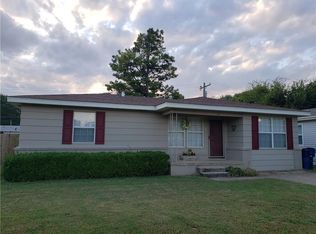 304 N Carey St, Wynnewood, OK 73098