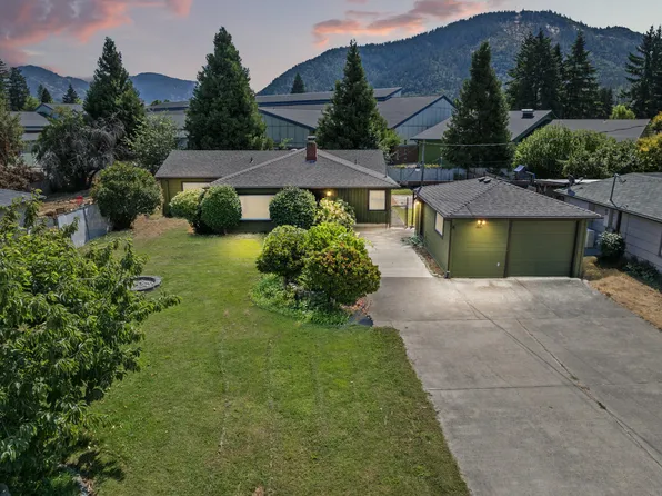 1611 Cloverlawn Dr, Grants Pass, OR 97527