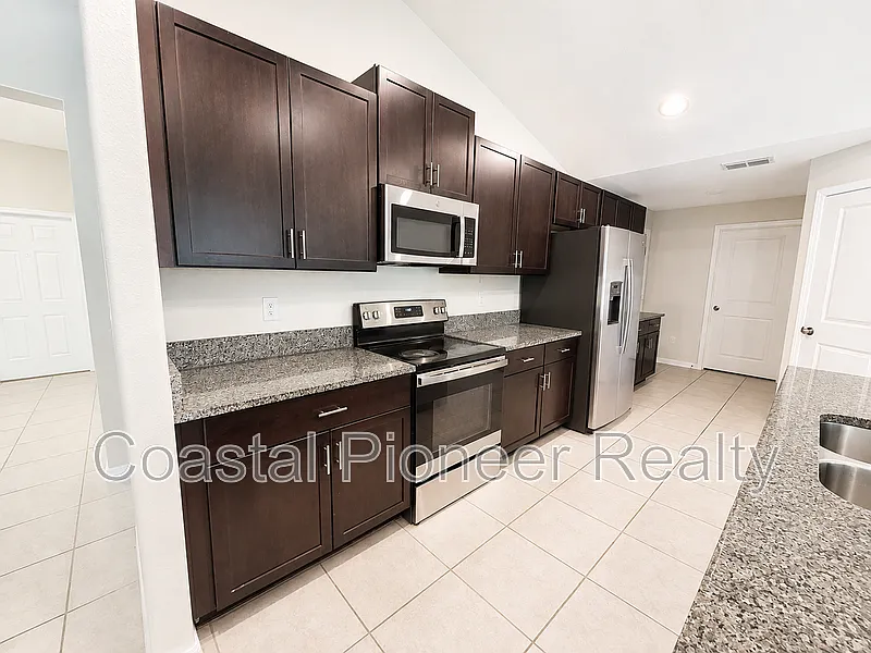 4 bed, 2.0 bath, 2270 sqft, $2,850 — Photo 4