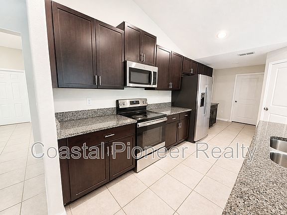 4th image of 16576 Delia St