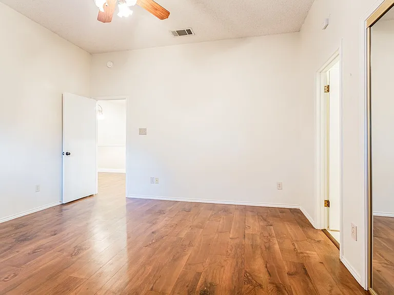 2109 Castle View Dr — Photo 14