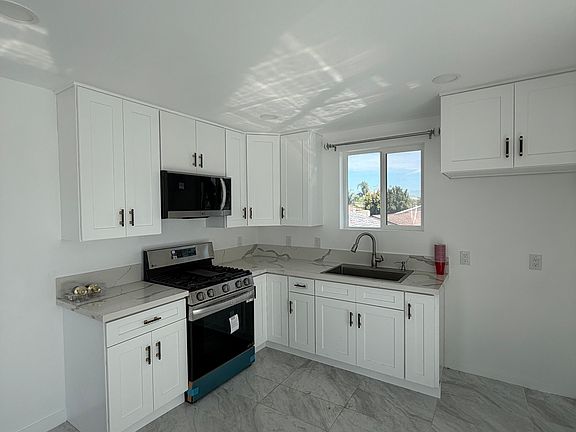 4th image of 2265 Snow Ave