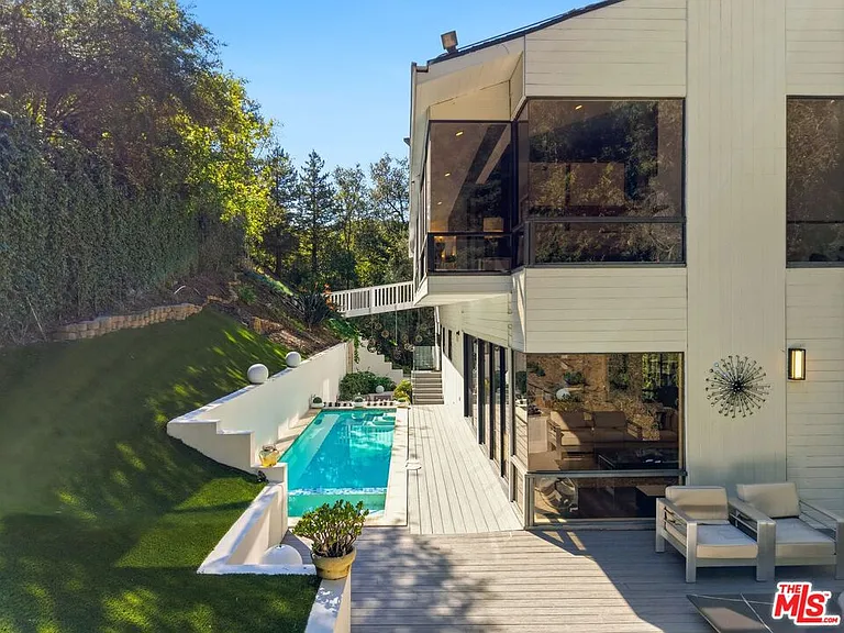 2350 Benedict Canyon Dr — Photo 51