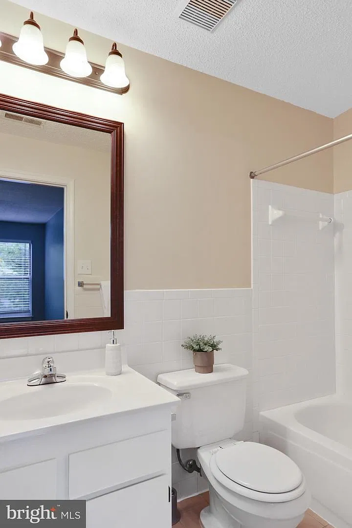 3 bed, 971 sqft, $2,500 — Photo 2