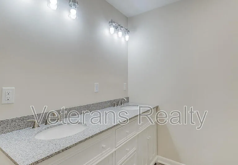 129 Quarles St — Photo 14