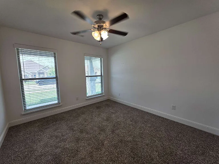 2405 Graham Ln — Photo 12