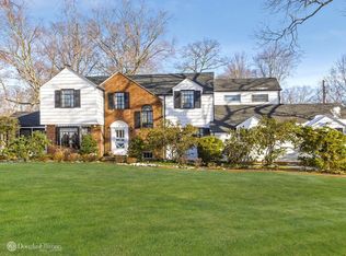 95 Round Hill Rd, Roslyn Heights, NY 11577