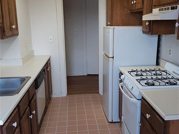 4th image of 604 Tompkins Ave APT D17