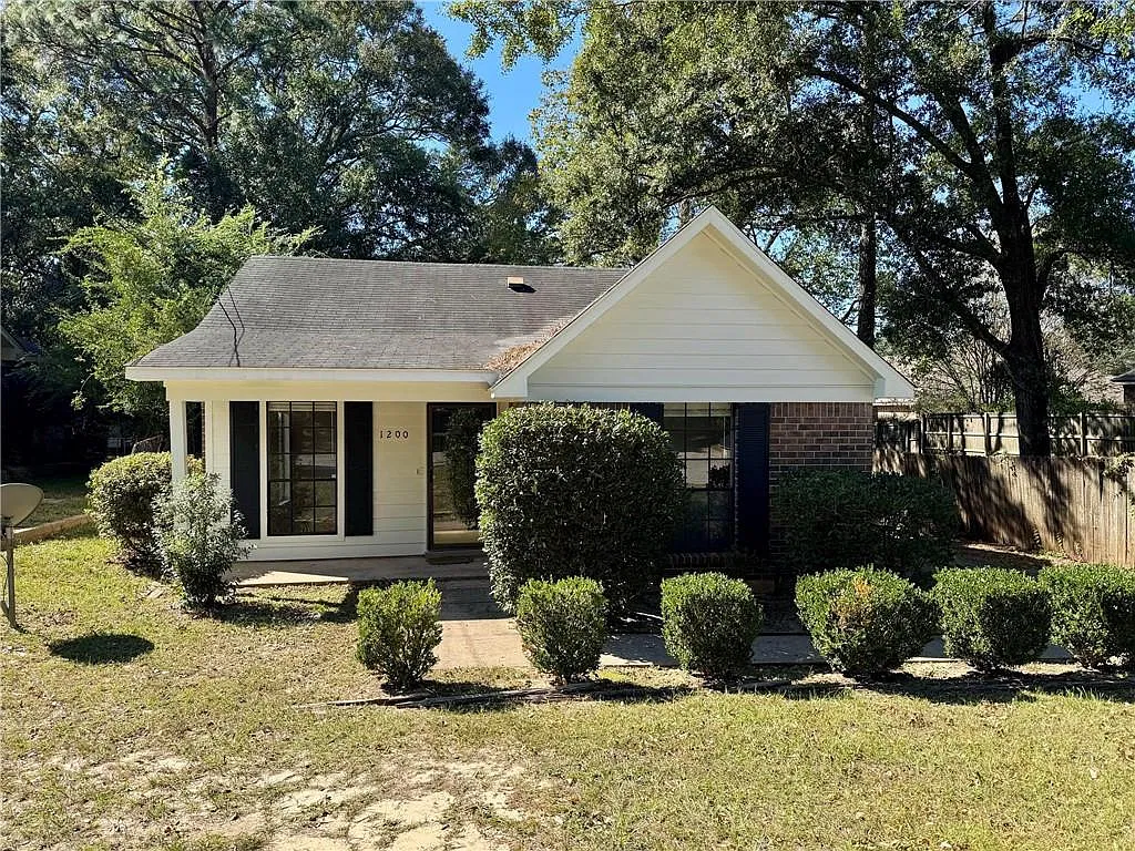 3 bed, 1.5 bath, 1151 sqft, $1,500 — Photo 1