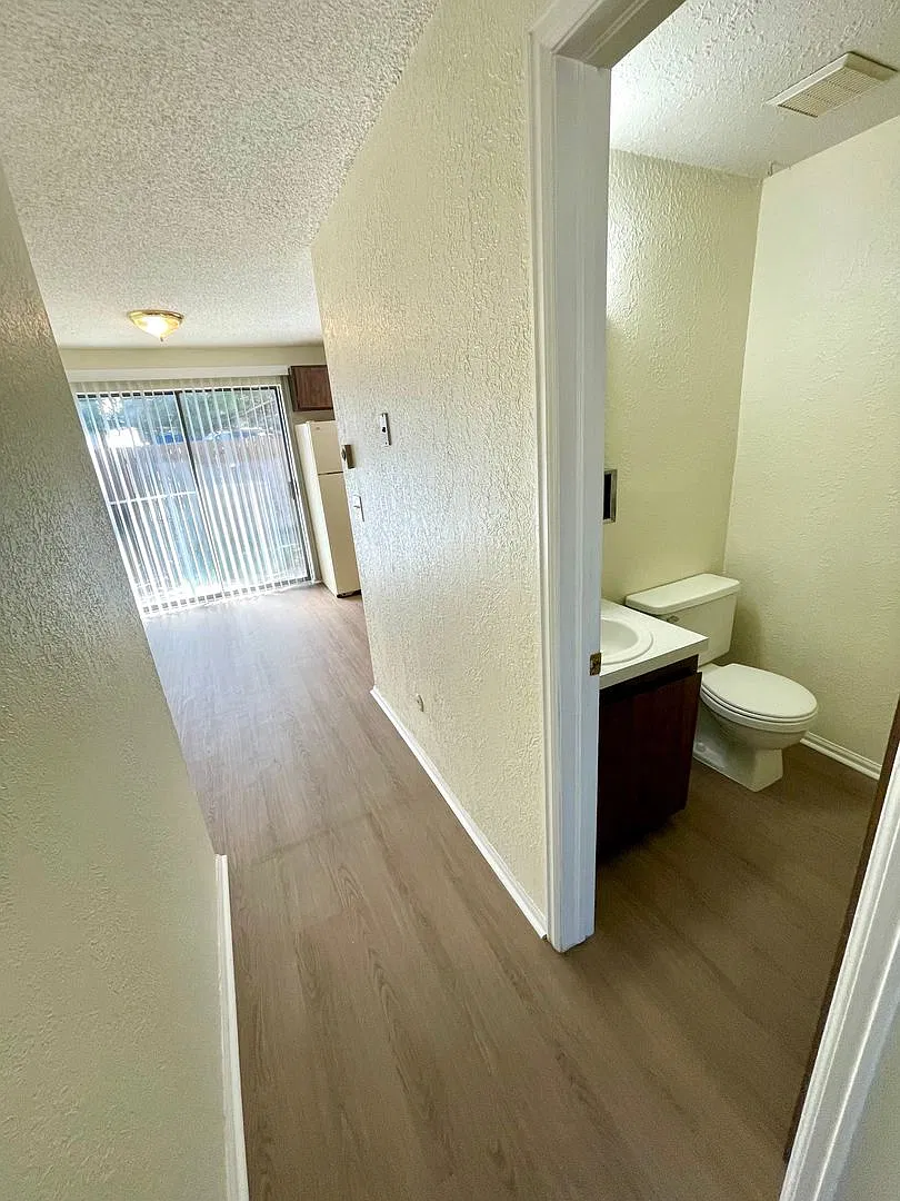 Lovely 2 Bedroom 1.5 Bath 2-Story Townhome - SW Loveland! — Photo 4
