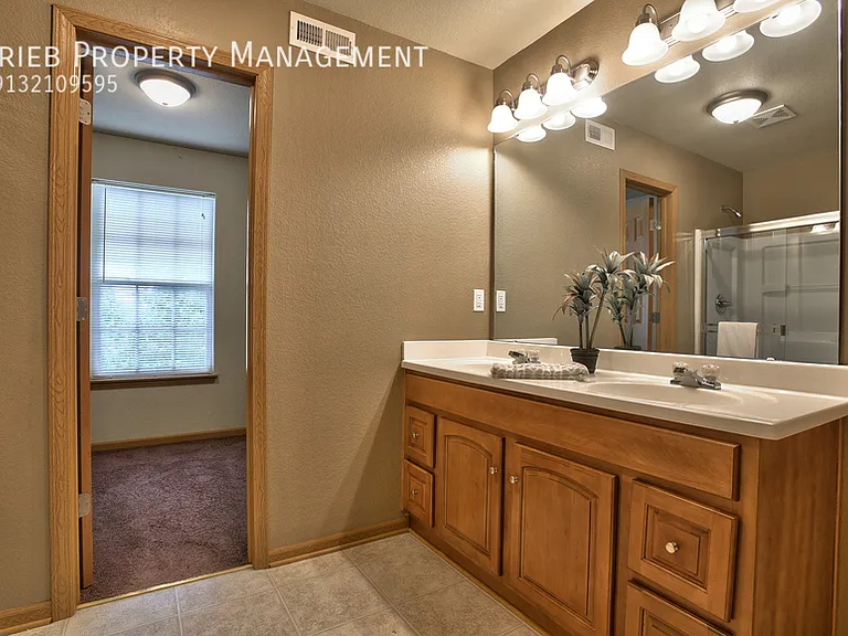 824 Woodson Ct — Photo 13