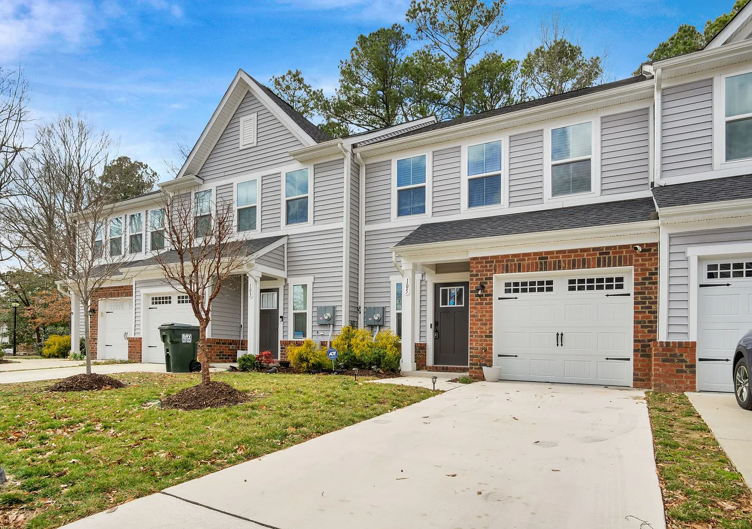 Fully Furnished 3 Bedroom 2.5 Bath Townhome In Williamsburg! — Photo 1