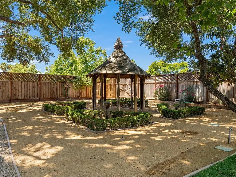 16995 Pine Way — Photo 44