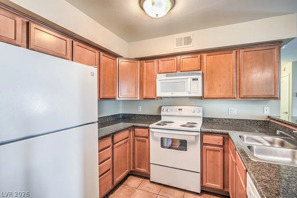 2 bed, 2.0 bath, 981 sqft, $1,445 — Photo 3