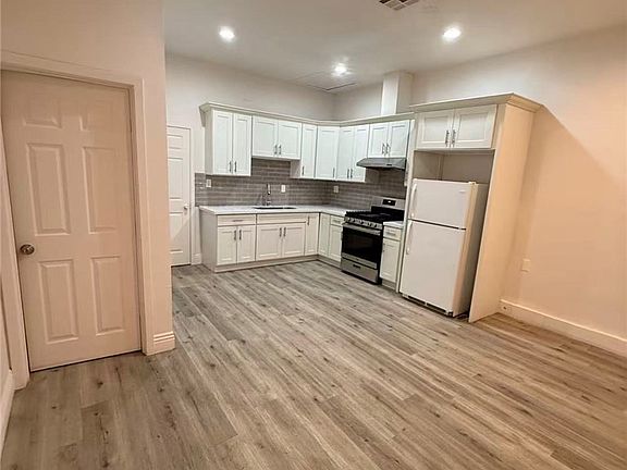 4th image of 219 W Elm St