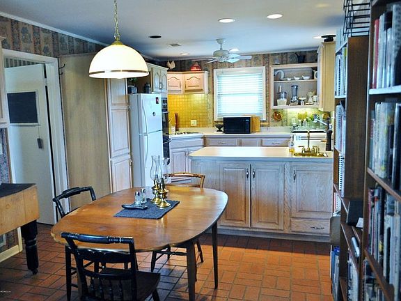 Breakfast Nook to Kitchen - Copy