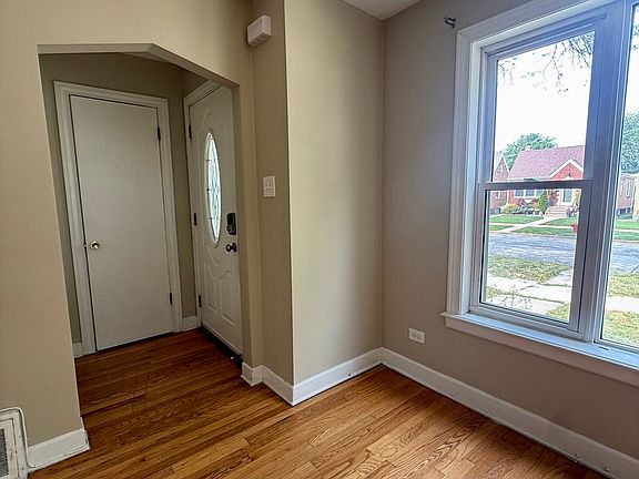 3rd image of 5431 S Natoma Ave