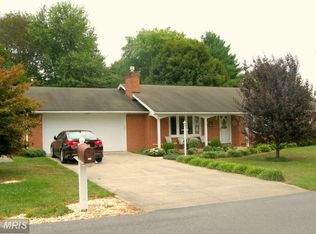 111 Meadowbrook Dr, Martinsburg, WV 25401
