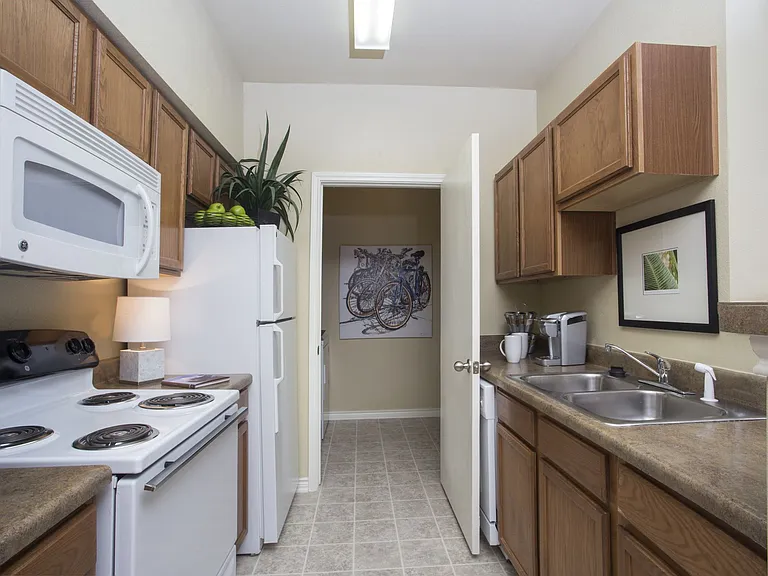 Country Club Pointe Apartment Homes — Photo 10