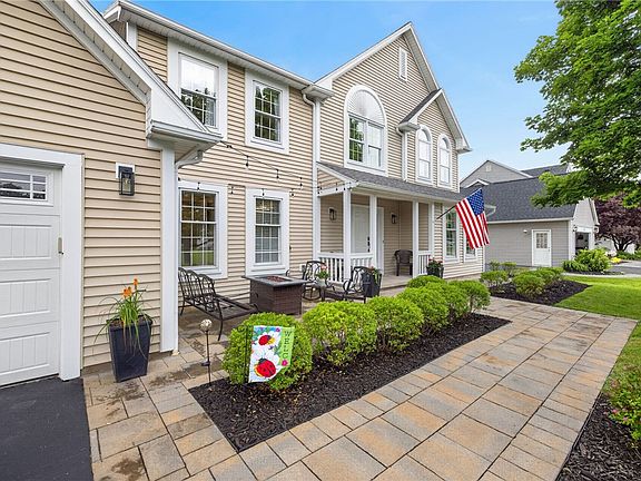3rd image of 77 Broadmoor Trl