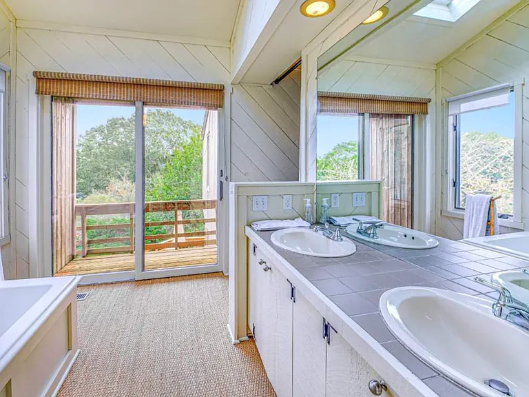 37 Gardiners Bay Dr — Photo 15