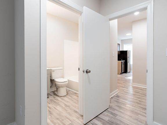 4th image of 629 E Clementine St #5