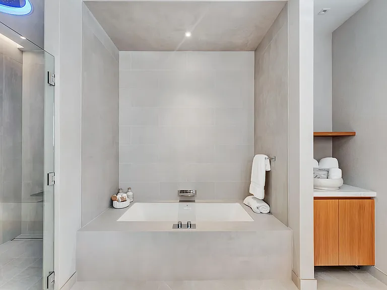 2321 SE 17th St #401 — Photo 35