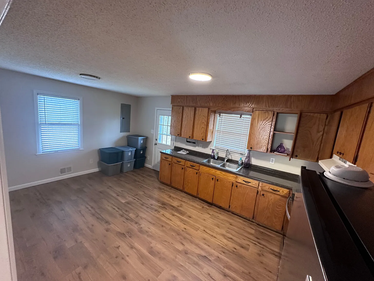 3 bed, 2.0 bath, 1225 sqft, $1,600 — Photo 3