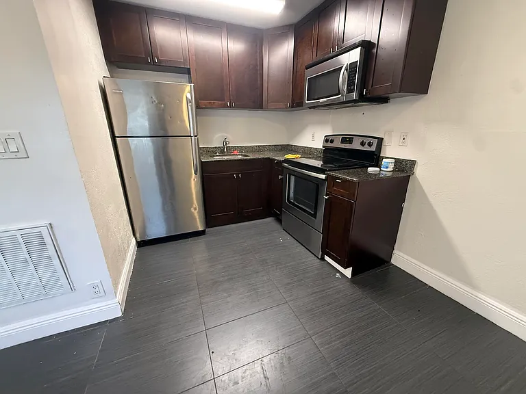 37 SW 14th St #17 — Photo 16