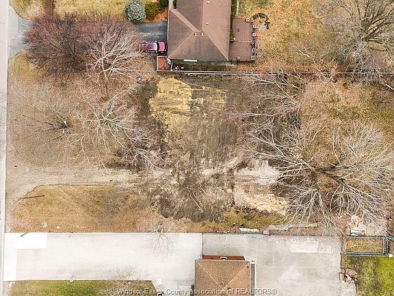 4th image of 1122 Reaume Rd