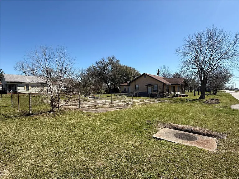 1934 Austin Ave — Photo 23