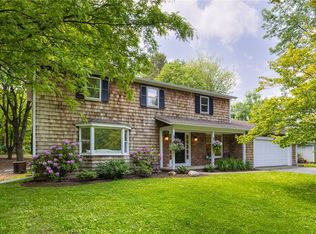 16 Aquarius Ln, Rochester, NY 14612