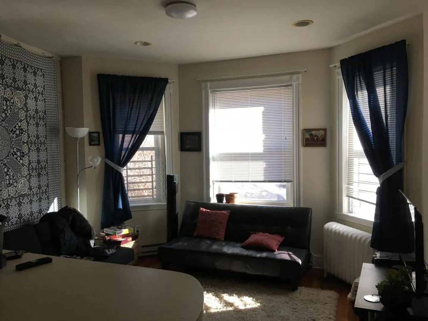 Charming 3 Bedroom-No Broker Fee — Photo 2