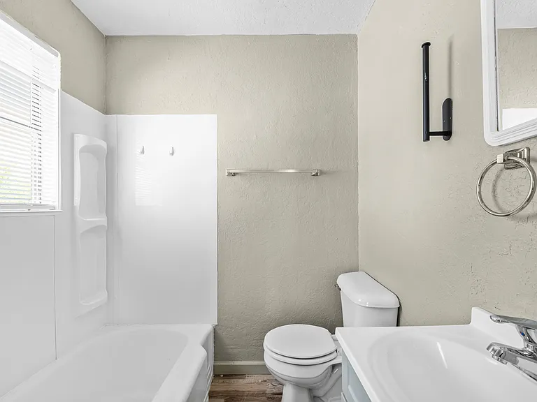 307 SW 19th St — Photo 5