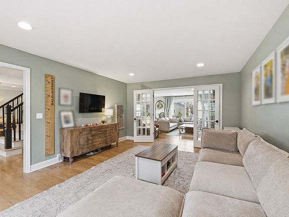 5th image of 657 W Revere Ln