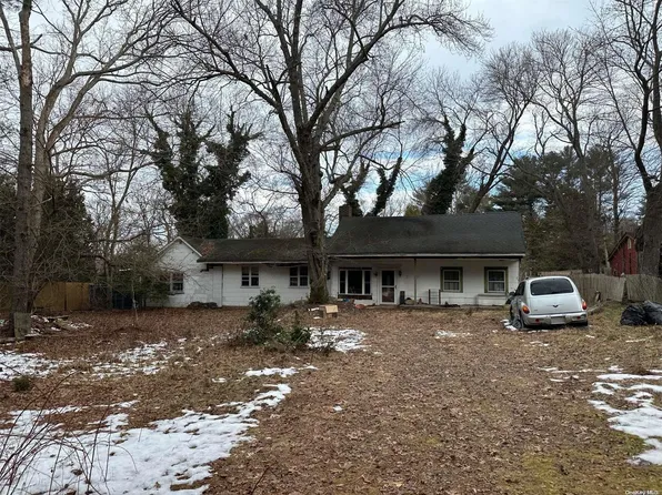 35 E Bartlett Road, Middle Island, NY 11953