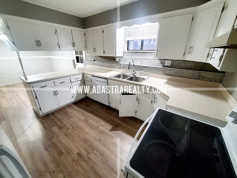 1424 E Willow Dr — Photo 5