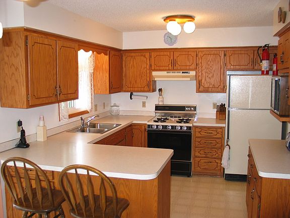 KITCHEN W/BREAKFAST COUNTER