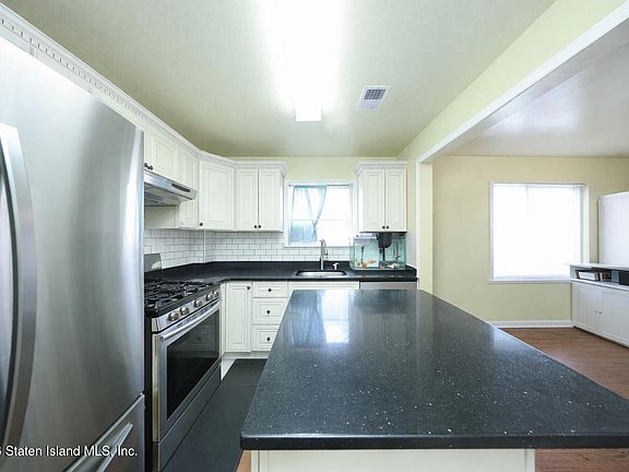 5th image of 32 Amanda Ct