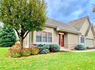 489 Sutherland Cir, Oconomowoc, WI 53066