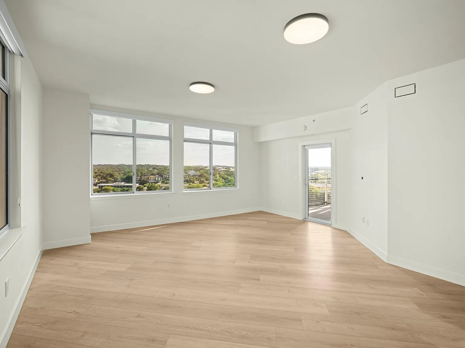2 bed, 2.0 bath, 1289 sqft, $4,550 — Photo 2