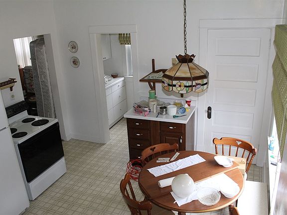 5th image of 646 Huron St