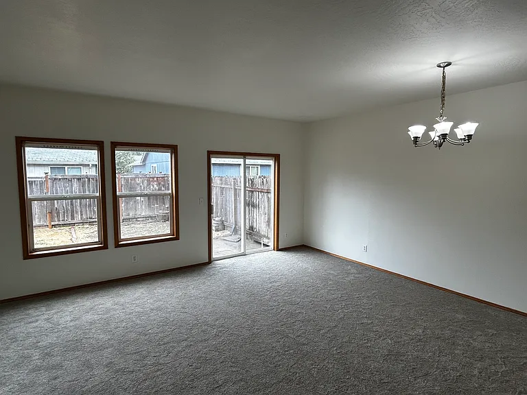 614 S 41st Ct — Photo 3
