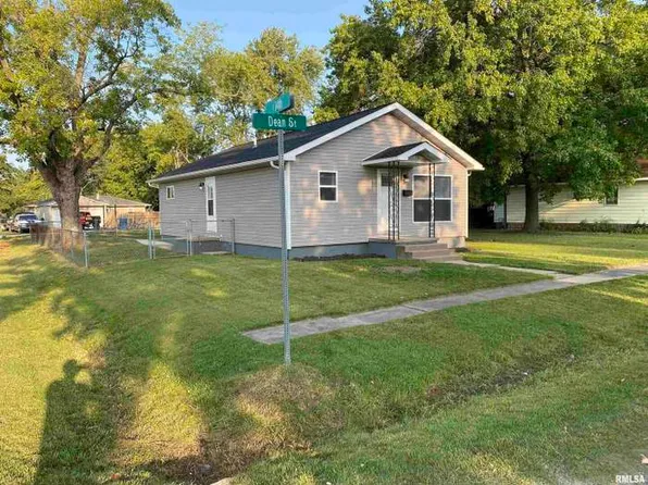1328 Dean St, Centralia, IL 62801